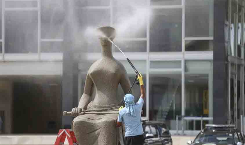 STF suspende julgamento de mulher que pichou 'Perdeu, Mané' em estátua