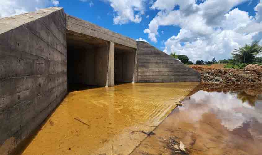 Substituição de ponte de madeira por galeria de concreto garante mais segurança e trafegabilidade na RO-135