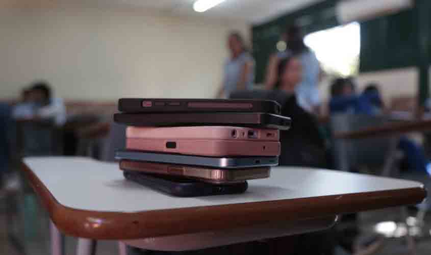 Publicadas diretrizes que detalham possibilidades e restrições de uso de celulares e meios digitais em sala de aula