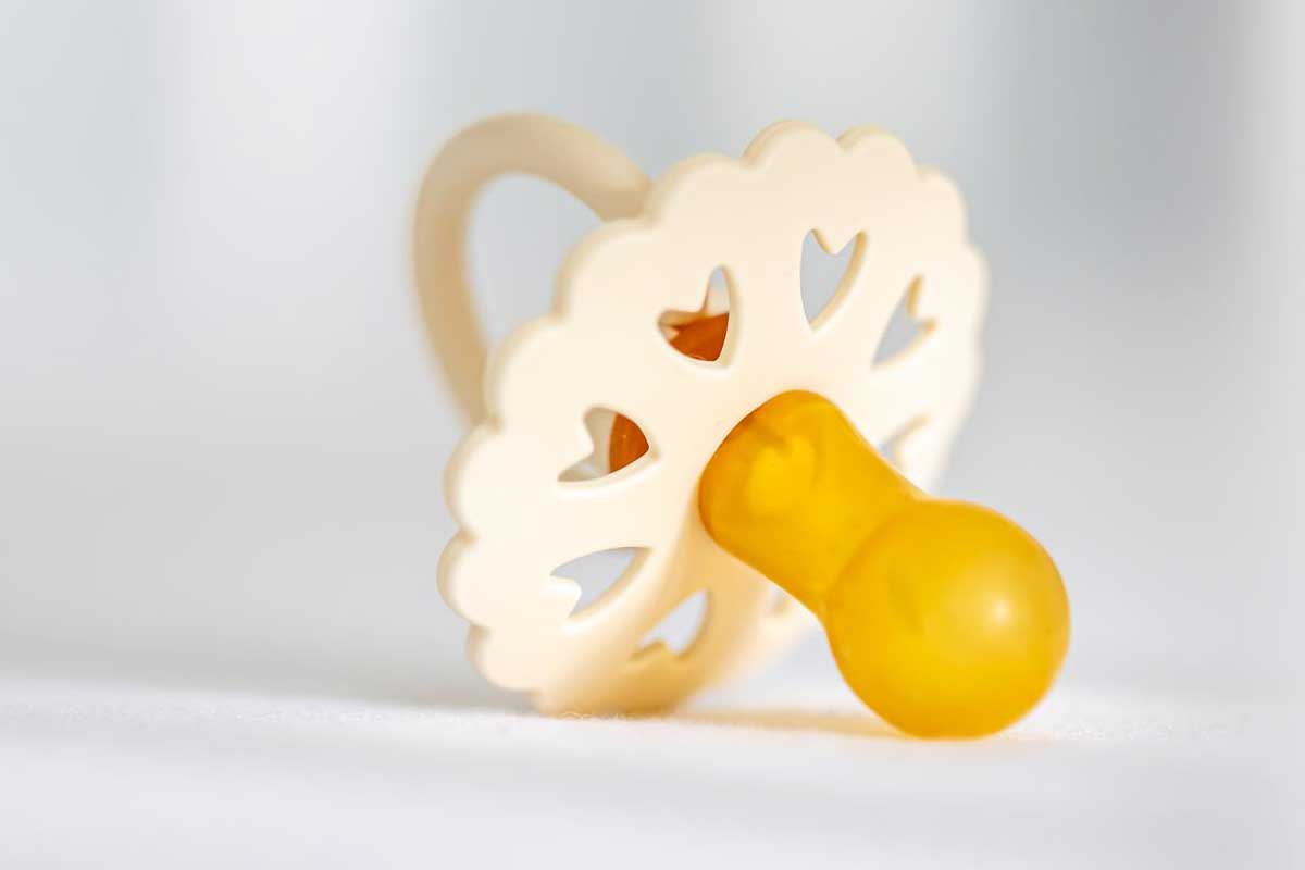 Transição da chupeta para o sono: quando e como fazer sem choro?