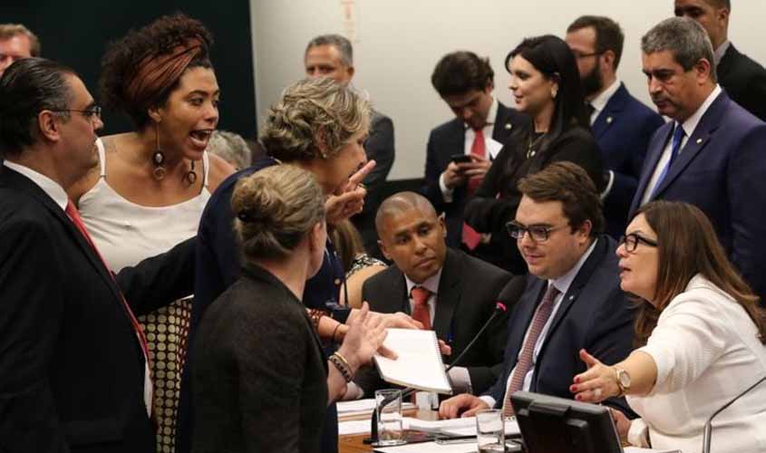 Em nova sessão tumultuada, CCJ aprova parecer da reforma Previdência