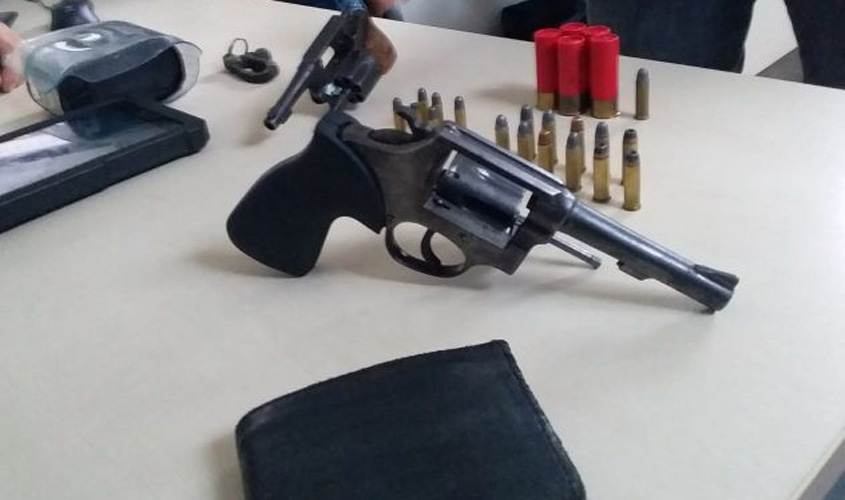 PM prende suspeitos de roubo e apreende armas