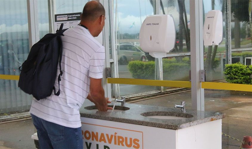 Anvisa publica lista com produtos que podem substituir o álcool 70%