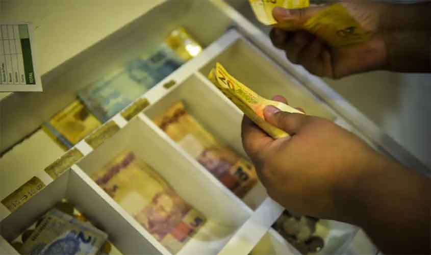 Aposentados e pensionistas começam a receber antecipação do 13º