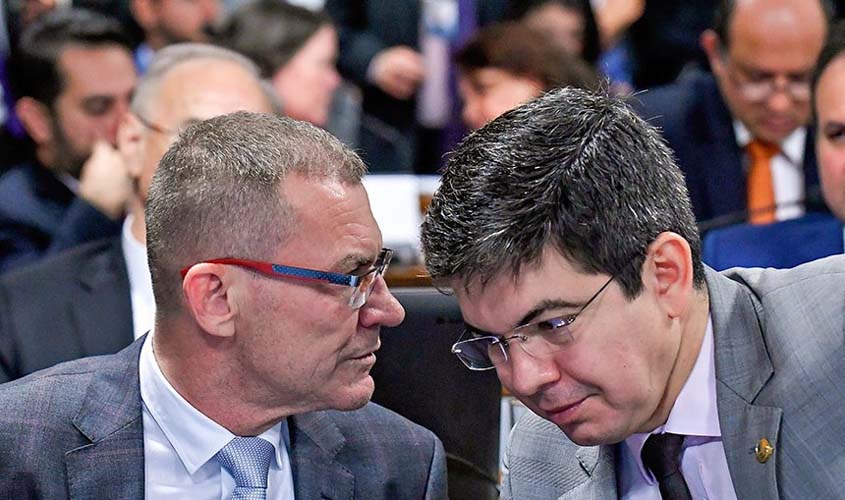 Senadores tentam sustar novo decreto de armas de Bolsonaro