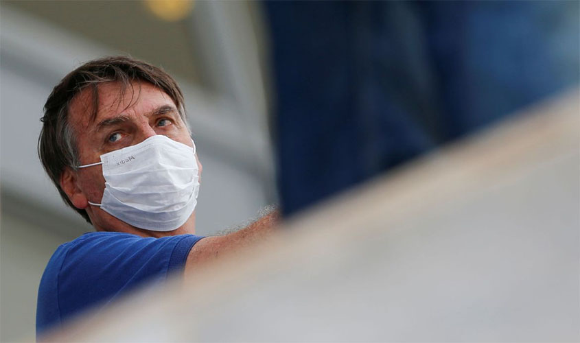 Bolsonaro cumprimenta apoiadores em ato em Brasília