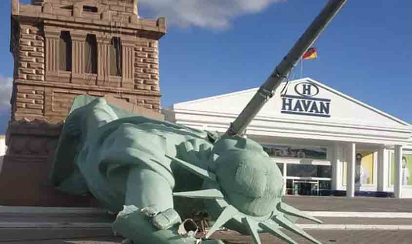 Ciclone derruba estátua da Havan (Vídeo)
