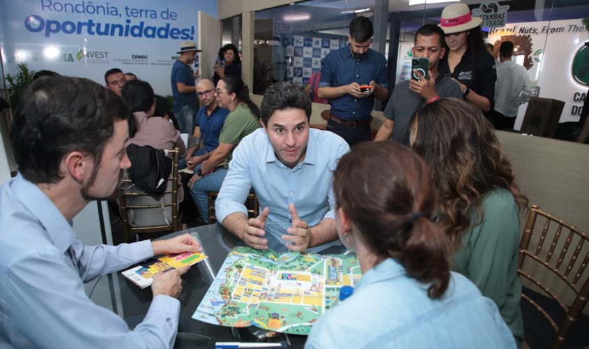 Porto Velho entrega mapa turístico à embaixada americana na Rondônia Rural Show