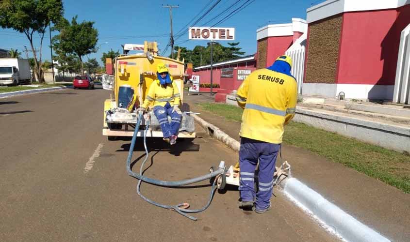 Prefeitura realiza pintura em avenidas da cidade