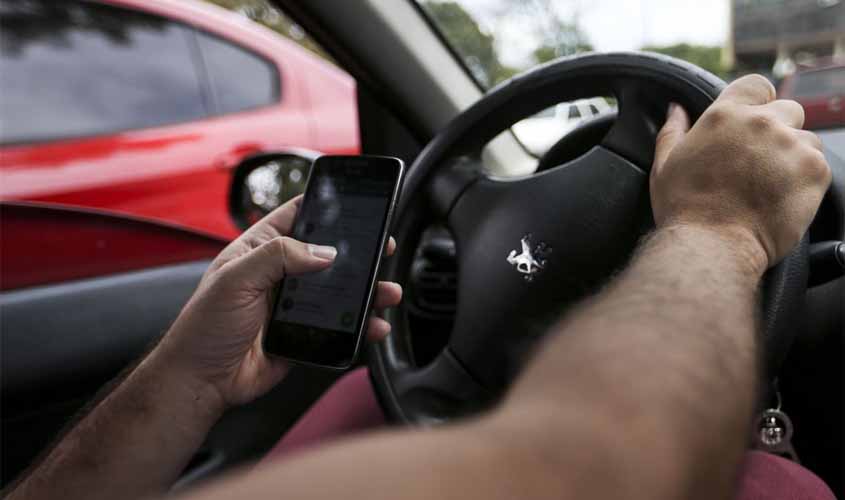 Um em cada cinco brasileiros usa o celular enquanto dirige