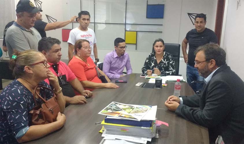 Semed busca criação de nova lei para resolver situação de monitores escolares