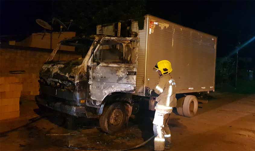 Incêndio criminoso cabine de caminhão durante madrugada 