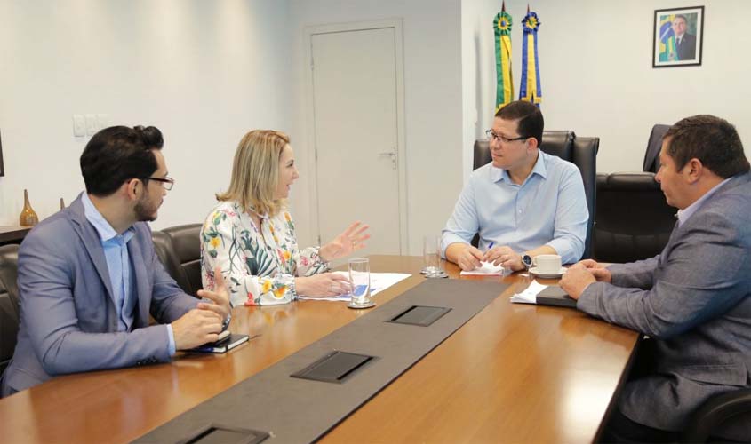 Governador recebe deputada para tratar de modais de transporte