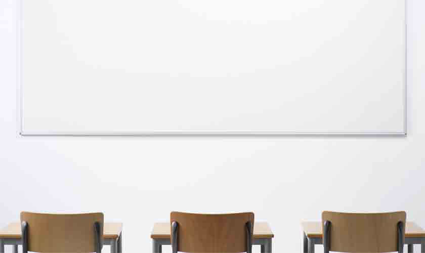 Professora que recusou recolocação após retorno de tratamento de câncer não consegue reintegração