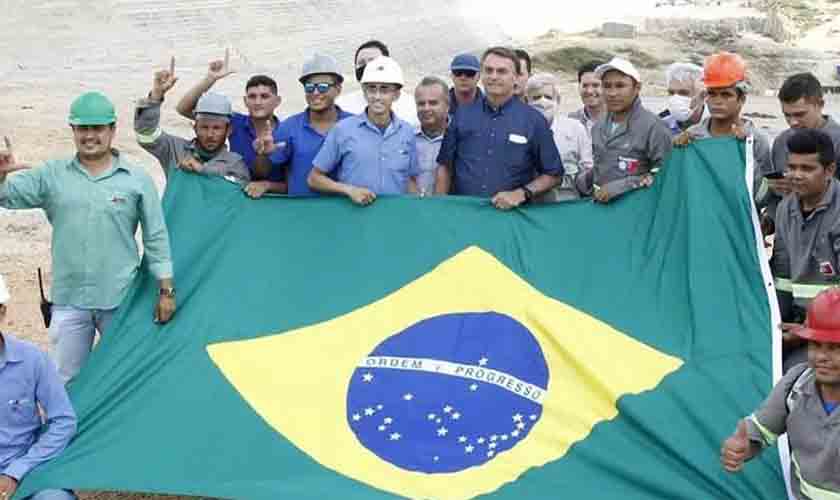 Bolsonaro visita obra no interior do RN e trabalhadores fazem “L” de Lula em foto com ele