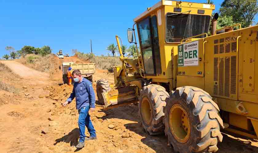 DER rebaixa morro e alinha estrada para resolver problema histórico na RO-484