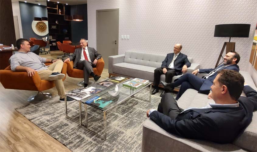 Cônsul italiano e comitiva são recebidos pelo presidente da FIERO