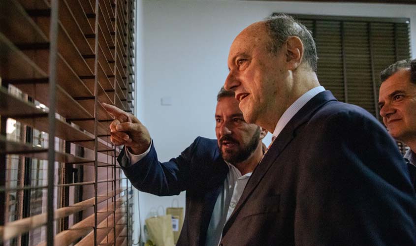 Prefeitura recebe visita de comitiva italiana no Prédio do Relógio