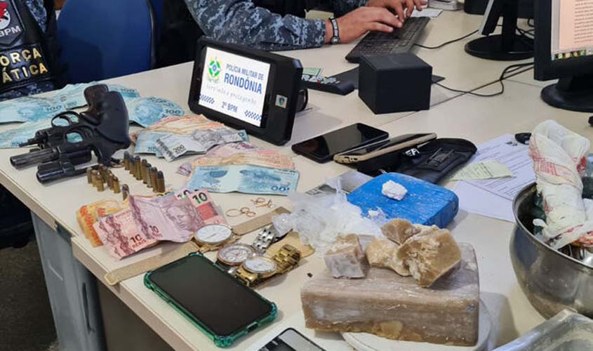 Polícia Militar apreende armas, drogas e dinheiro com suspeito