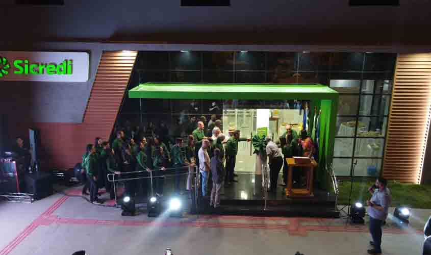 Sicredi reinaugura agência