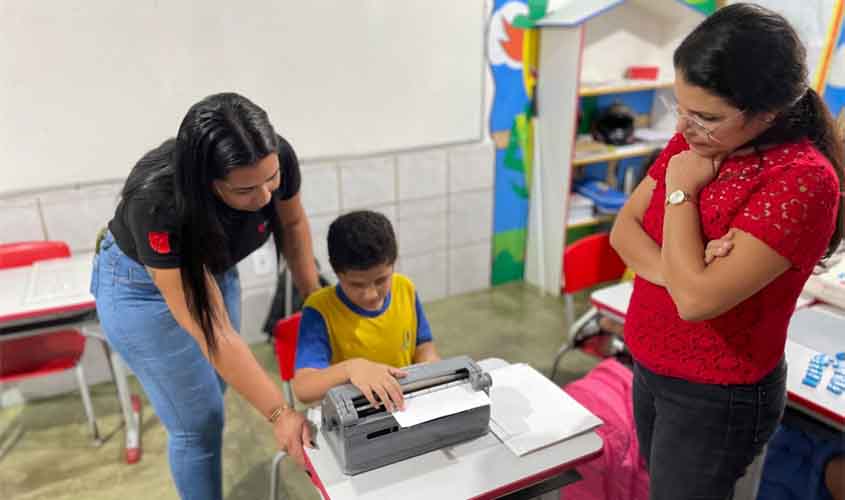 Prefeitura de Porto Velho entrega impressora especial para aluno com deficiência visual
