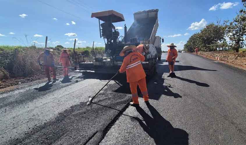 Trechos da RO-492 recebem nova capa asfáltica entre a RO-491