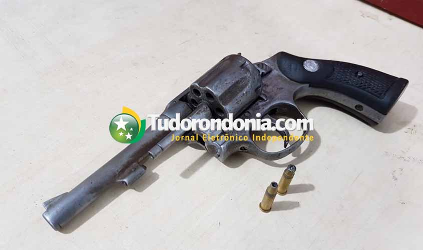 Polícia evita roubo de moto ao apreender dupla com revólver