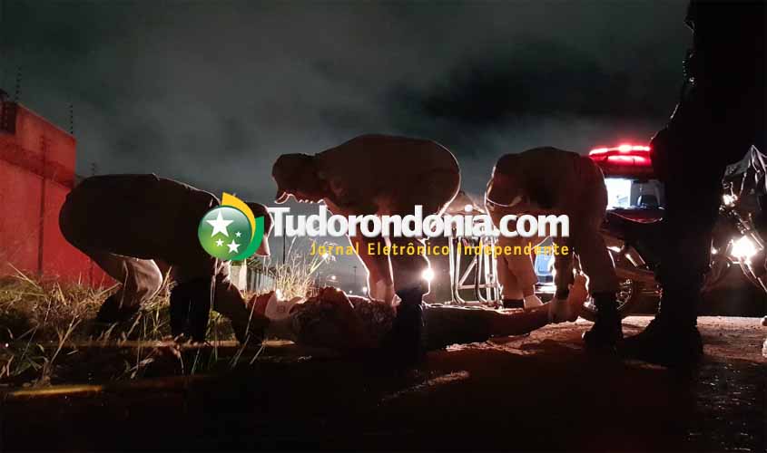 Homem é encontrado caído no chão baleado tórax 