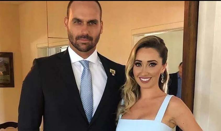 'Olha quem chegou hoje: meu passaporte diplomático!', ironiza mulher de Eduardo Bolsonaro