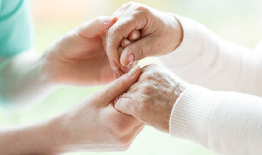 Filho de idosa não é responsabilizado por dívida trabalhista com cuidadora