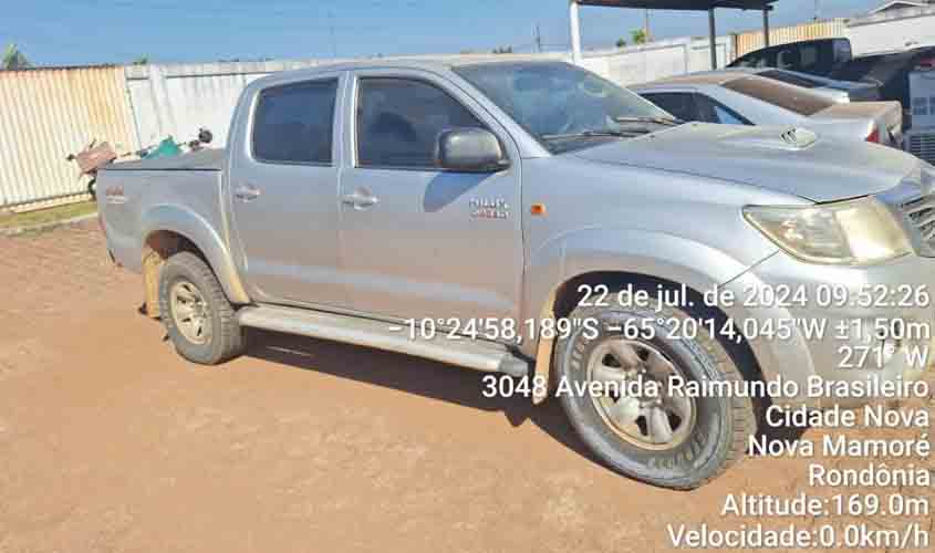 PM recupera caminhonete roubada e prende suspeitos