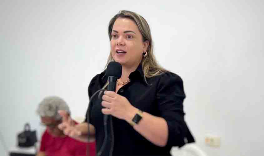 Cláudia de Jesus sugere criação de programas de apoio psicológico nas escolas