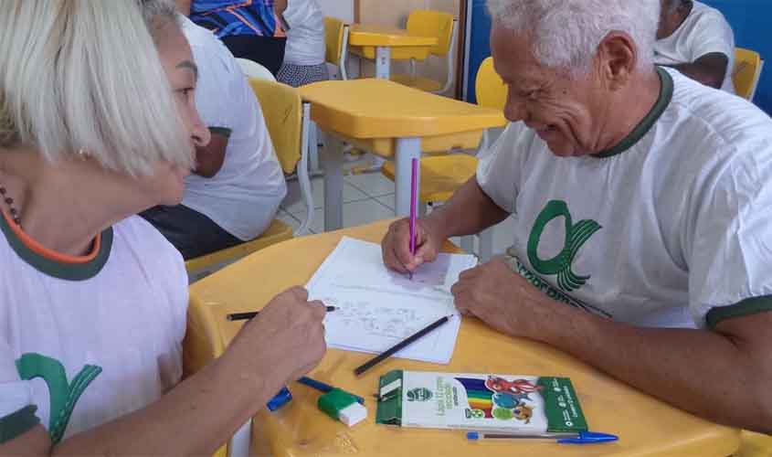 Porto Velho oferece alfabetização gratuita para idosos