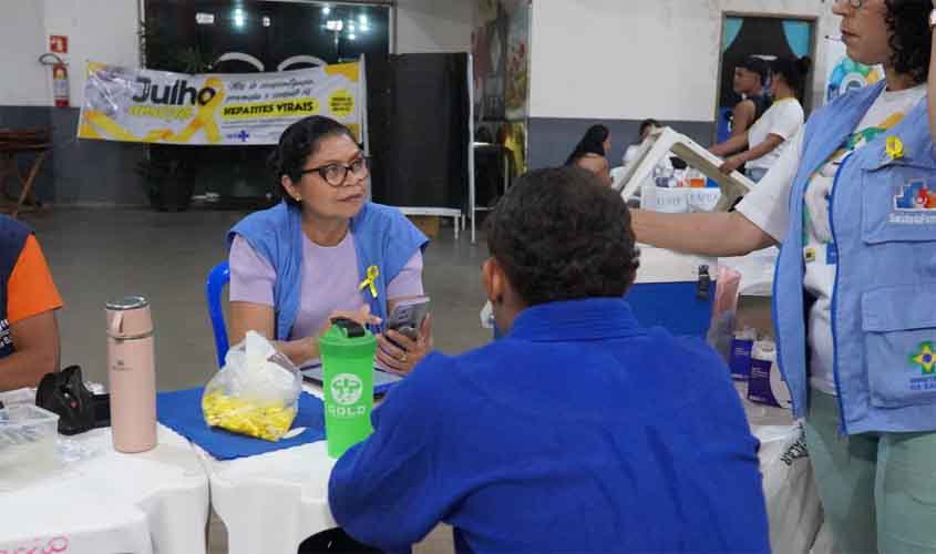 Prefeitura de Porto Velho realiza ação de saúde em posto de combustível com testagens e vacinação contra hepatites virais
