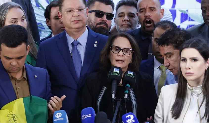 Damares, a porta-voz de uma nova tentativa de golpe