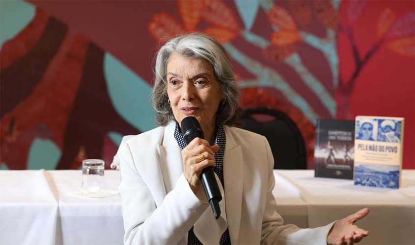 Cármen Lúcia: democracia está nas mãos do povo