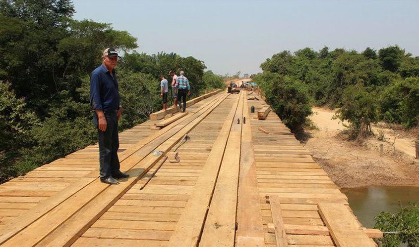 Adelino Follador fiscaliza obra de ponte sobre rio Massangana e cobra ações na RO-459