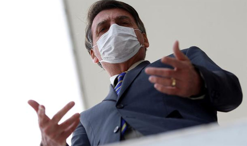 'Vontade que tenho é encher sua boca de porrada', diz Bolsonaro a jornalista