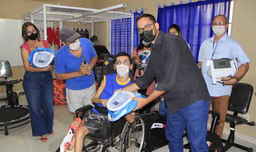 Na semana Nacional da Pessoa com Deficiência, deputado Anderson realiza entrega oficial de equipamentos de fisioterapia para a APAE