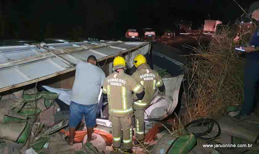 Veículo com casal é esmagado por carreta em acidente na BR 364 e mulher vem a óbito