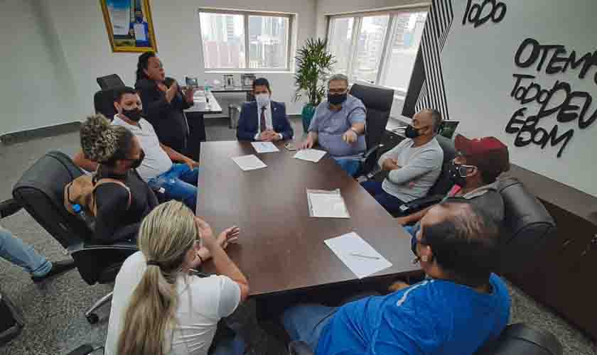 Jair Montes recebe reivindicação de técnicos em educação do estado  