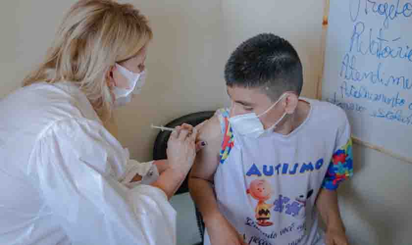 Prefeitura leva vacinação contra a covid-19 para pessoas com Espectro Autista na AMA