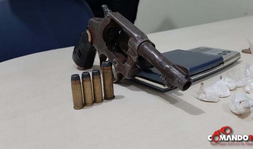 PM apreende drogas e arma dentro de boca de fumo, no bairro Primavera