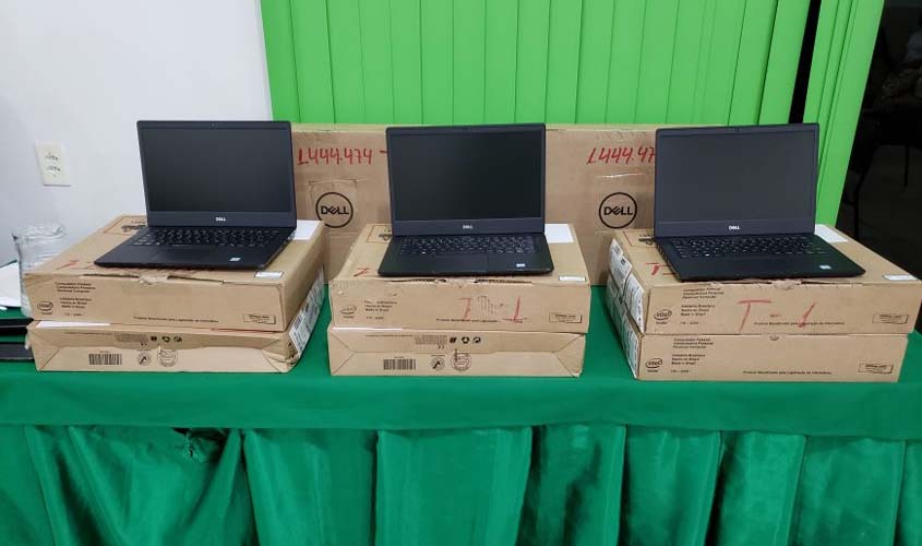 Governo de Rondônia entrega notebooks para escolas que ofertam o ensino pela Mediação Tecnológica