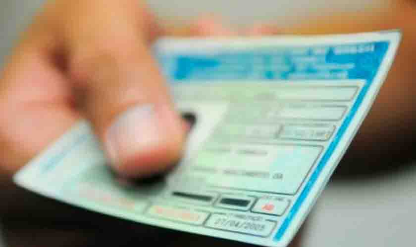 Motorista demitido por não renovar CNH não receberá férias e 13º salário proporcionais