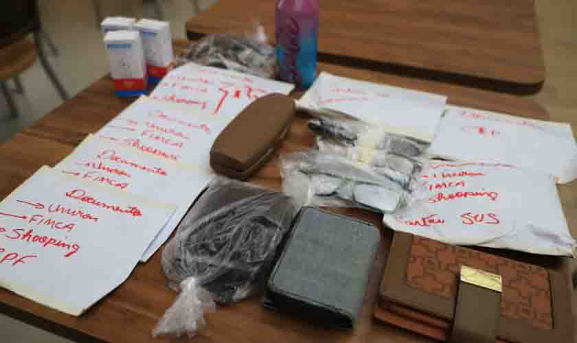 Objetos esquecidos por populares nos postos de vacinação estão no “achados e perdidos”