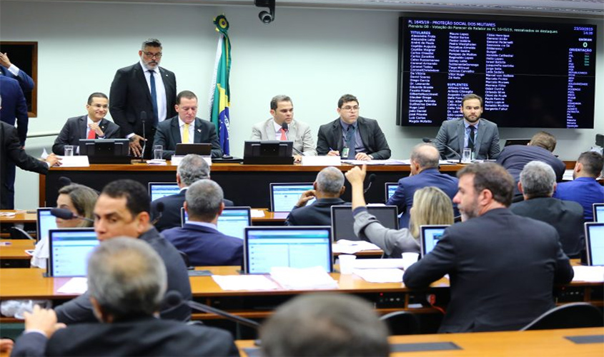 Comissão especial aprova reforma das aposentadorias de militares, PMs e bombeiros