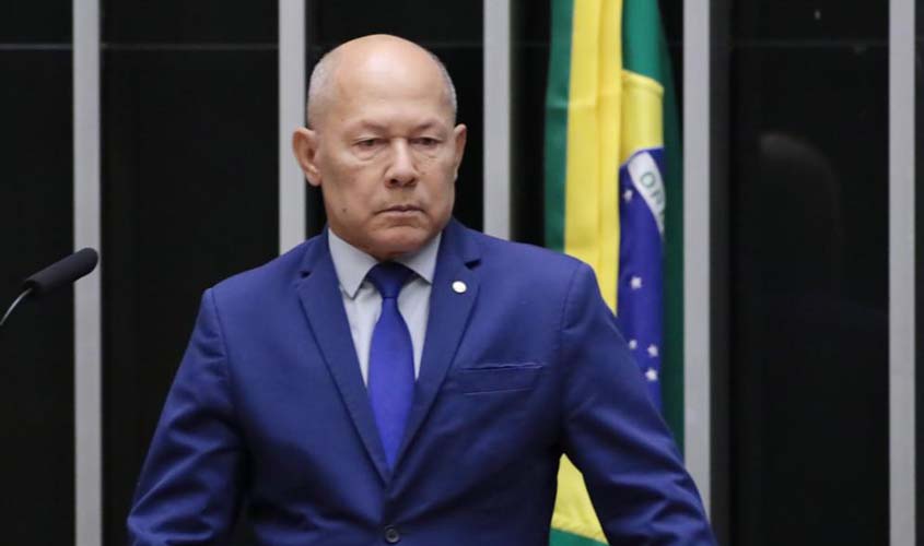 Deputados usam dinheiro público para comprar espaço na imprensa e se autopromover