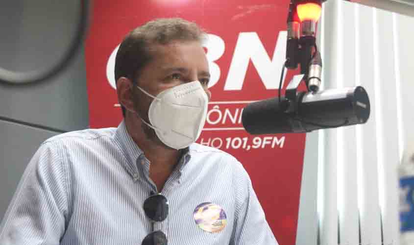 Hildon Chaves explica que não decretará lockdown, ao contrário do que diz a oposição