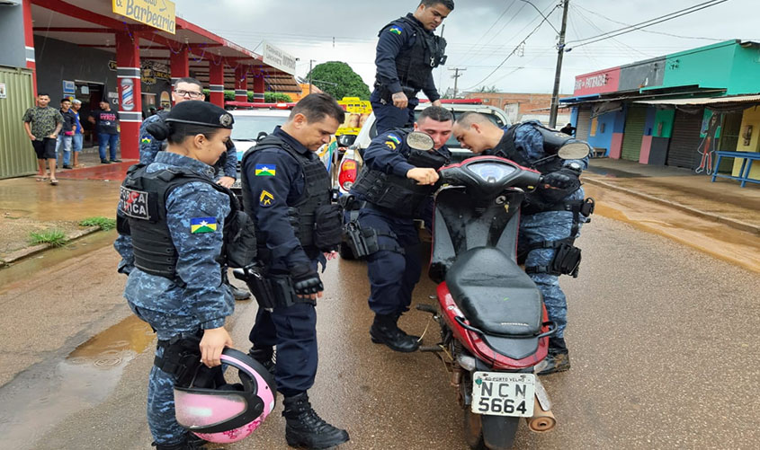 Polícia prende dupla após roubo em residência e recupera moto roubada